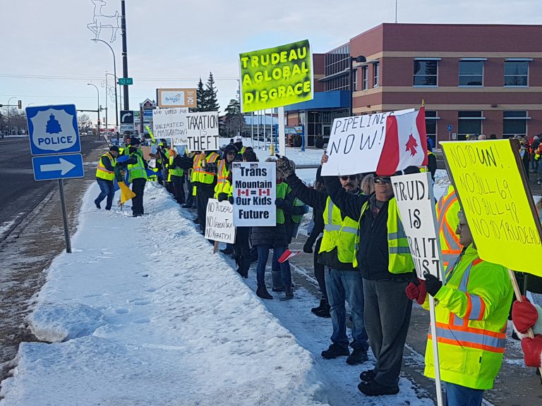 Lloydminster yellow vest rally draws visible crowd