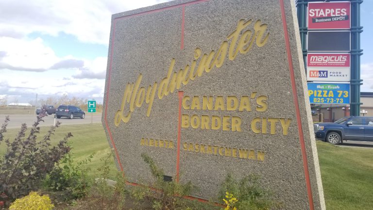 City council approves new entrance signs