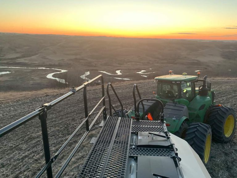 Saskatchewan farmers push ahead with seeding despite lack of moisture