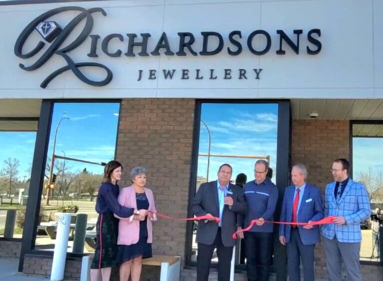 Mayor shares business confidence as Richardsons Jewellery cuts ribbon