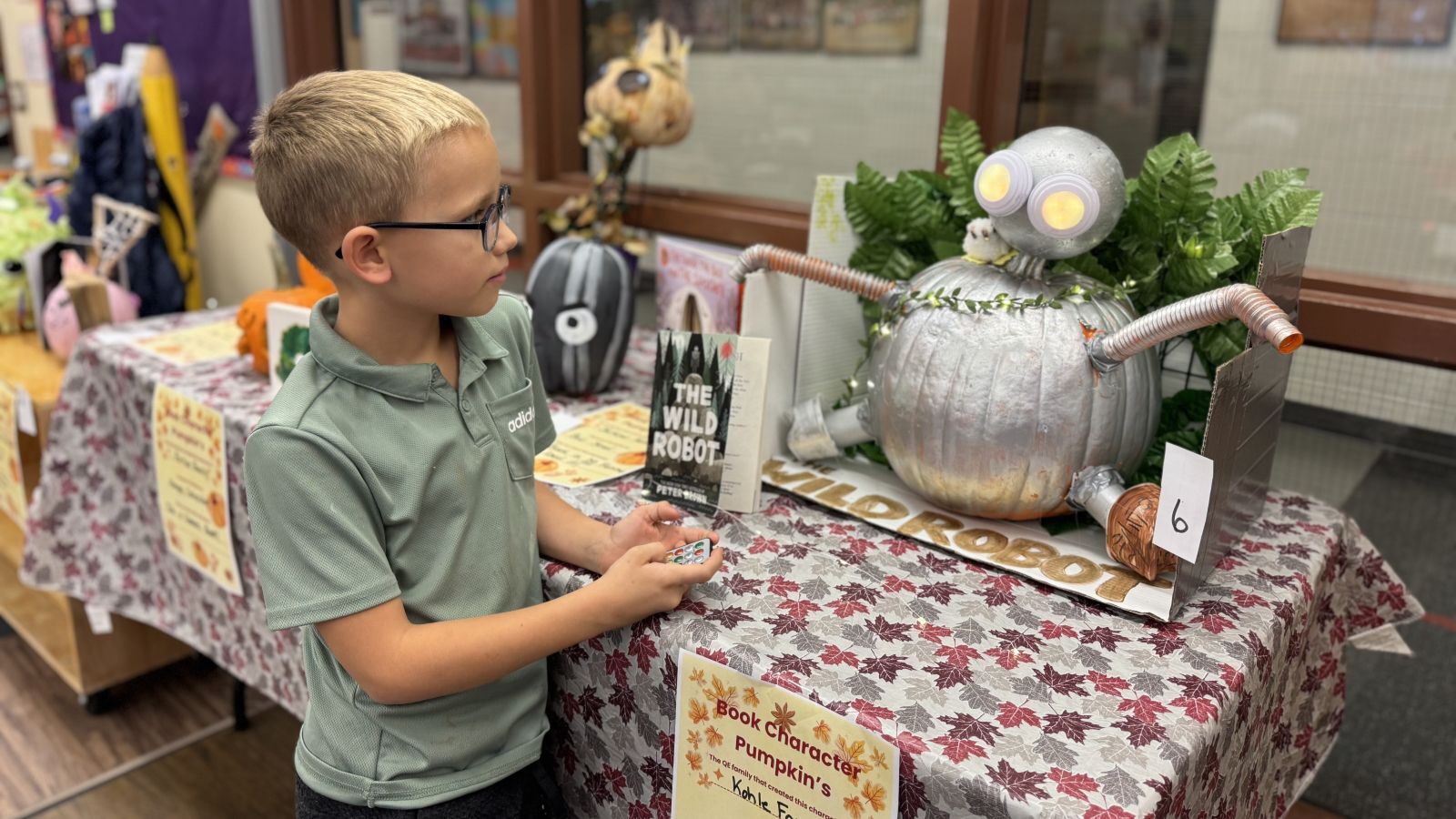 Admiring the Wild Robot. | Photo credit: LPSD.